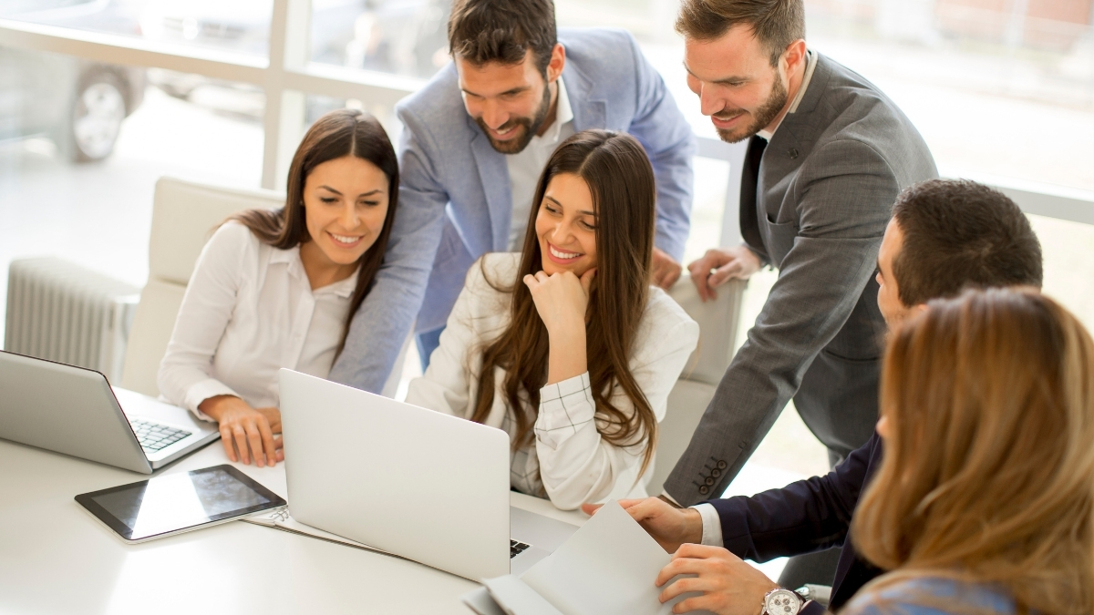 Business team analyzing LinkedIn data to identify niche B2B influencers for targeted marketing campaigns.